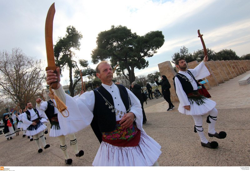 Οι «Φουστανελάδες» ξεσήκωσαν τη Θεσσαλονίκη -Με παραδοσιακά όργανα και σπαθιά [εικόνες & βίντεο] | iefimerida.gr 4
