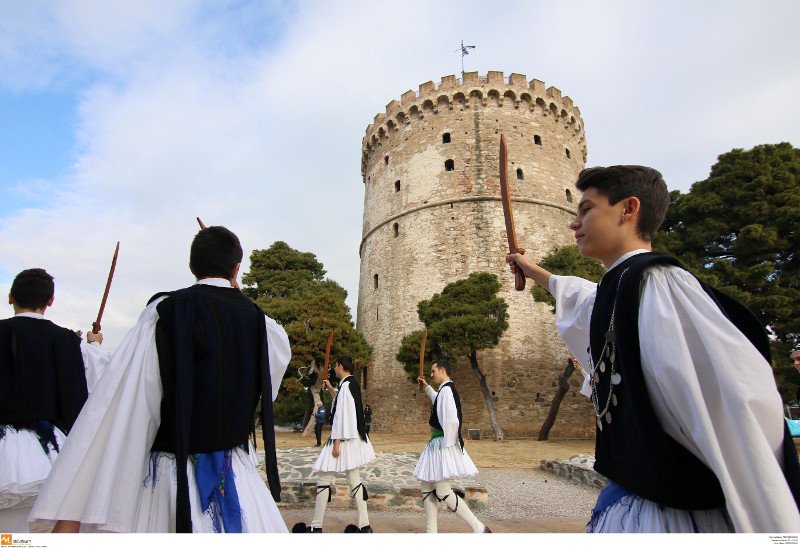 Οι «Φουστανελάδες» ξεσήκωσαν τη Θεσσαλονίκη -Με παραδοσιακά όργανα και σπαθιά [εικόνες & βίντεο] | iefimerida.gr 5