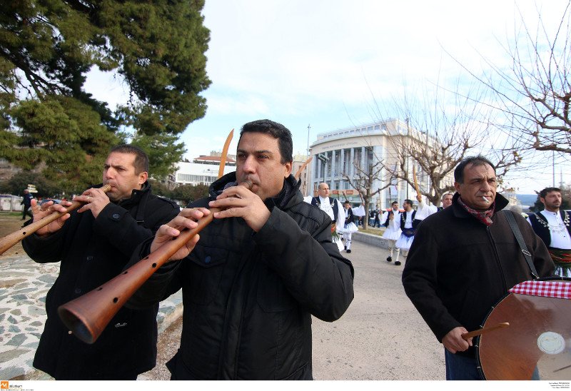 Οι «Φουστανελάδες» ξεσήκωσαν τη Θεσσαλονίκη -Με παραδοσιακά όργανα και σπαθιά [εικόνες & βίντεο] | iefimerida.gr 6