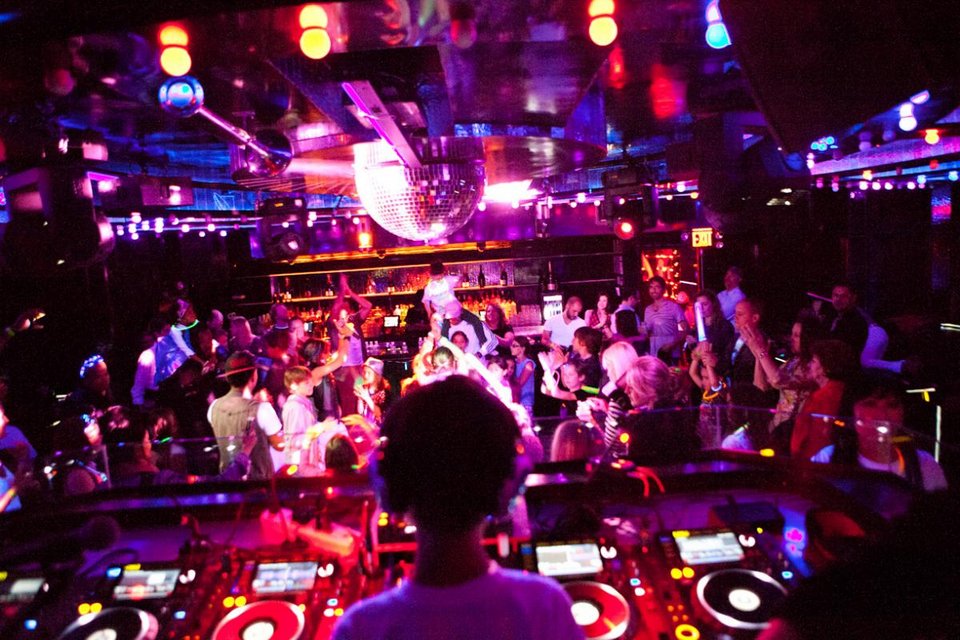 Στο πιο καυτό club στη Νέα Υόρκη οι θαμώνες είναι ανήλικοι και ο Dj μόλις 9 ετών -Η νέα μόδα στη διασκέδαση [εικόνες&βίντεο] | iefimerida.gr 1