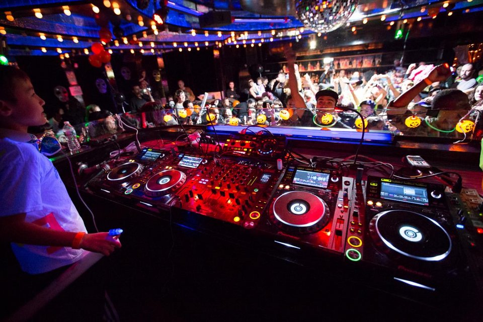 Στο πιο καυτό club στη Νέα Υόρκη οι θαμώνες είναι ανήλικοι και ο Dj μόλις 9 ετών -Η νέα μόδα στη διασκέδαση [εικόνες&βίντεο] | iefimerida.gr 2