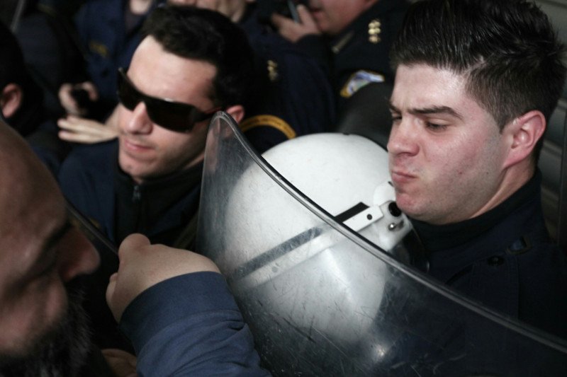 Πήγαν να δουν τον Χουλιαράκη και τους υποδέχθηκαν τα ΜΑΤ [εικόνες] | iefimerida.gr 1