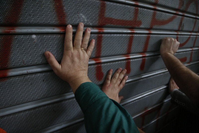 Πήγαν να δουν τον Χουλιαράκη και τους υποδέχθηκαν τα ΜΑΤ [εικόνες] | iefimerida.gr 2