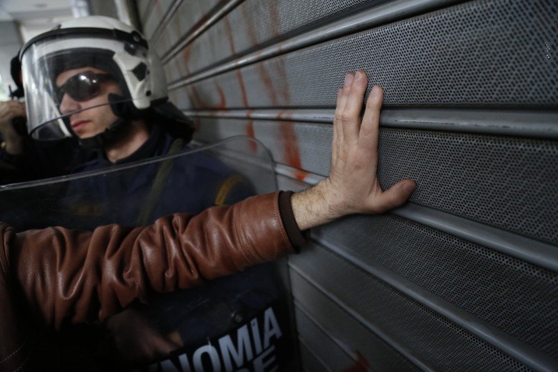 Πήγαν να δουν τον Χουλιαράκη και τους υποδέχθηκαν τα ΜΑΤ [εικόνες] | iefimerida.gr 3