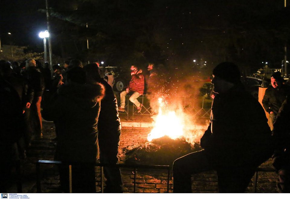 Κράτησαν «όμηρο» τον υπουργό για 12 ώρες -Νέα επεισόδια το βράδυ [εικόνες] | iefimerida.gr 0