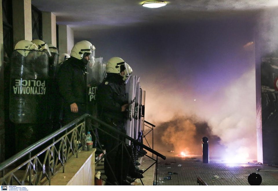 Κράτησαν «όμηρο» τον υπουργό για 12 ώρες -Νέα επεισόδια το βράδυ [εικόνες] | iefimerida.gr 1