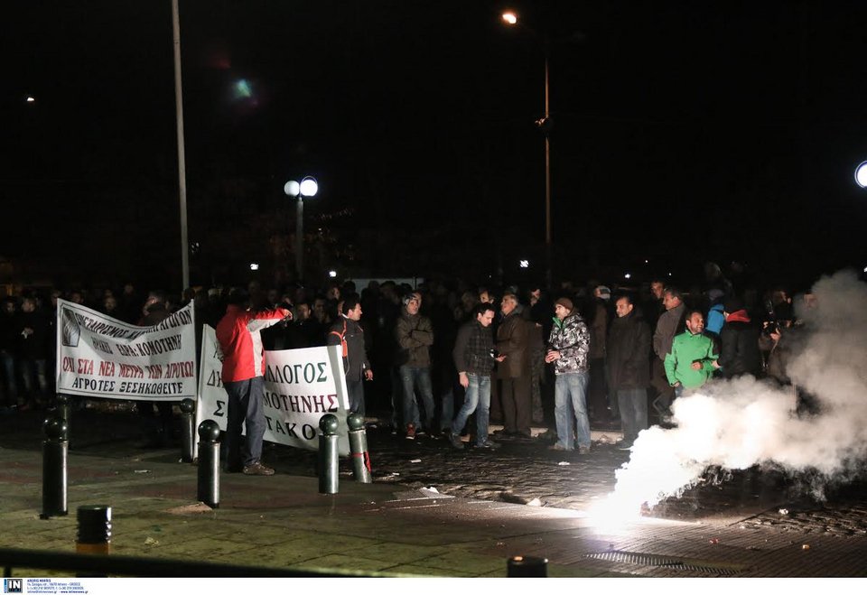 Κράτησαν «όμηρο» τον υπουργό για 12 ώρες -Νέα επεισόδια το βράδυ [εικόνες] | iefimerida.gr 2