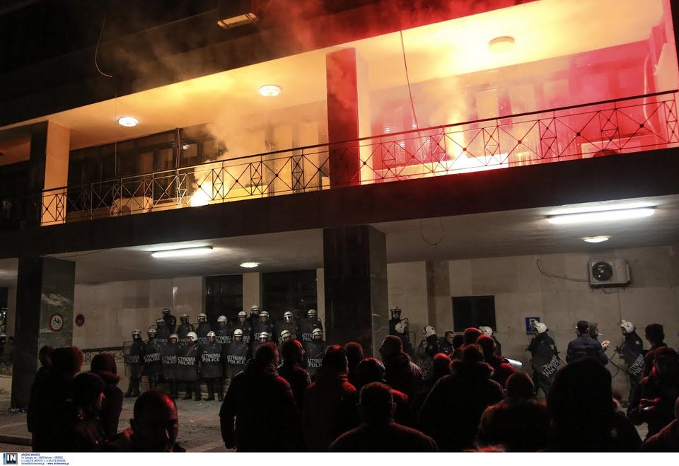 Κράτησαν «όμηρο» τον υπουργό για 12 ώρες -Νέα επεισόδια το βράδυ [εικόνες] | iefimerida.gr 3