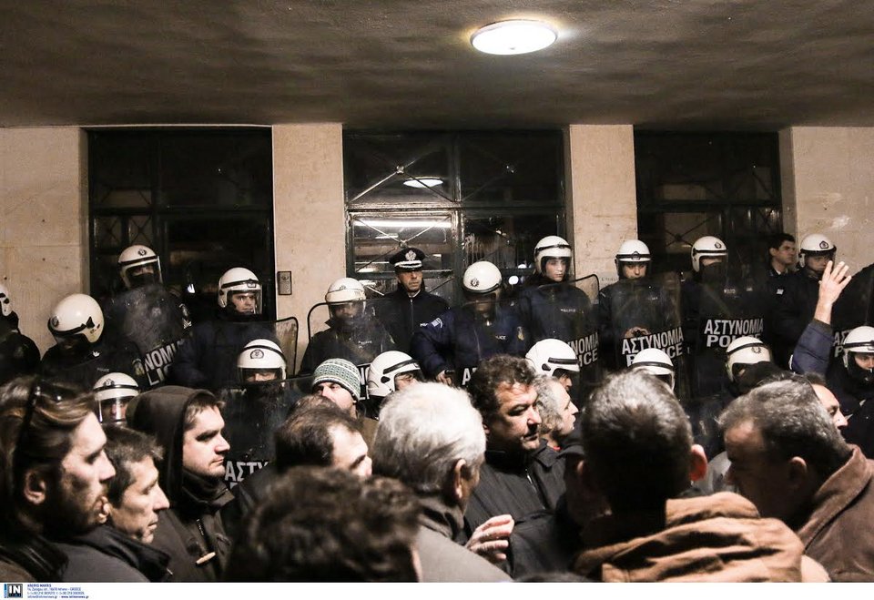 Κράτησαν «όμηρο» τον υπουργό για 12 ώρες -Νέα επεισόδια το βράδυ [εικόνες] | iefimerida.gr 4