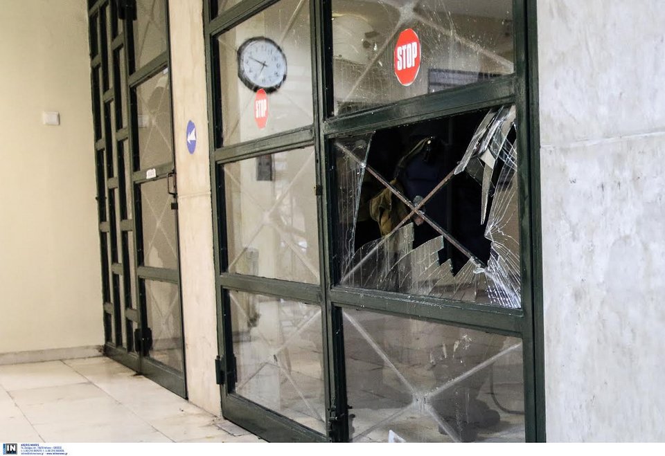 Κράτησαν «όμηρο» τον υπουργό για 12 ώρες -Νέα επεισόδια το βράδυ [εικόνες] | iefimerida.gr 5