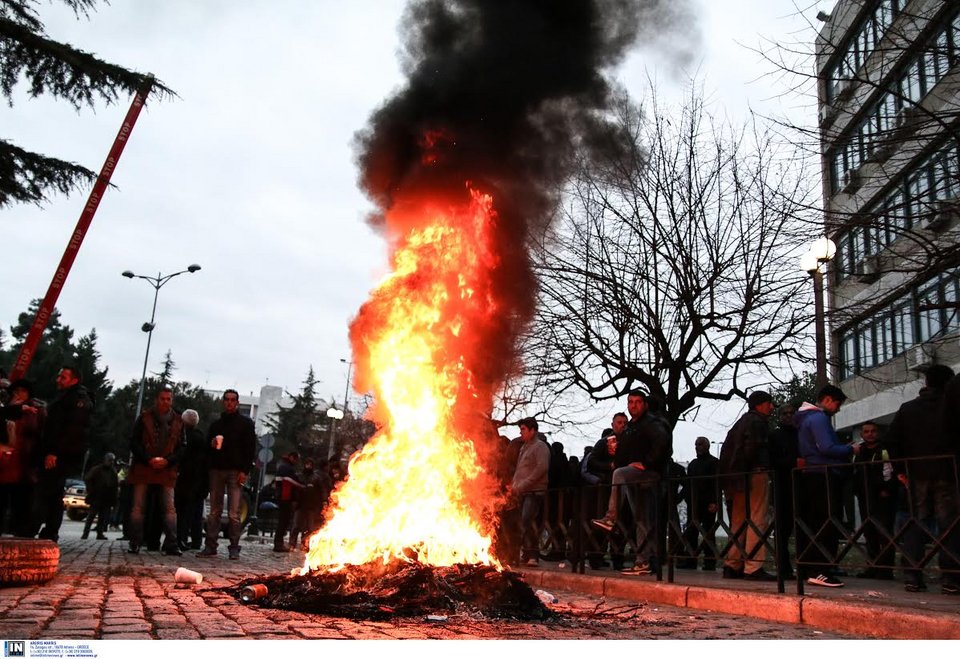 Κράτησαν «όμηρο» τον υπουργό για 12 ώρες -Νέα επεισόδια το βράδυ [εικόνες] | iefimerida.gr 6