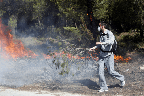 Αποκαΐδια και καμμένα σπίτια άφησε πίσω της η φωτιά σε Βαρυμπόμπη και Πάρνηθα [εικόνες] | iefimerida.gr 7