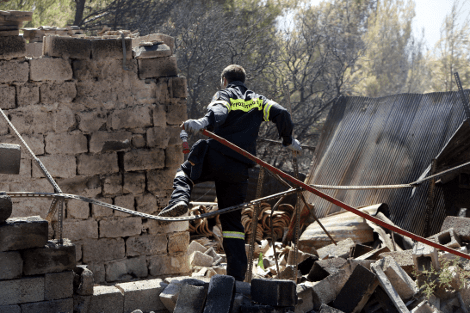 Αποκαΐδια και καμμένα σπίτια άφησε πίσω της η φωτιά σε Βαρυμπόμπη και Πάρνηθα [εικόνες] | iefimerida.gr 0