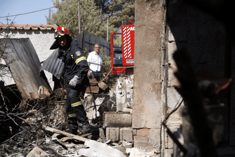 Αποκαΐδια και καμμένα σπίτια άφησε πίσω της η φωτιά σε Βαρυμπόμπη και Πάρνηθα [εικόνες] | iefimerida.gr 1