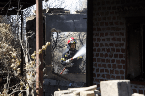 Αποκαΐδια και καμμένα σπίτια άφησε πίσω της η φωτιά σε Βαρυμπόμπη και Πάρνηθα [εικόνες] | iefimerida.gr 2