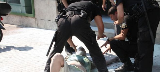 Αυτοπυρπολήθηκε μπροστά από τράπεζα Συγκλονιστικές φωτό-βίντεο | iefimerida.gr 1