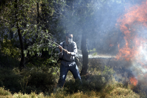 Αποκαΐδια και καμμένα σπίτια άφησε πίσω της η φωτιά σε Βαρυμπόμπη και Πάρνηθα [εικόνες] | iefimerida.gr 5