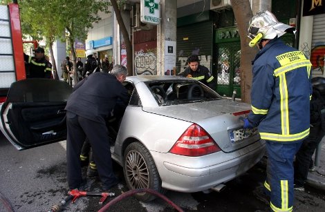 Εκαψαν τα προεκλογικά περίπτερα των απόστρατων αξιωματικών και της ΔΗΜ.ΑΡ. | iefimerida.gr 1