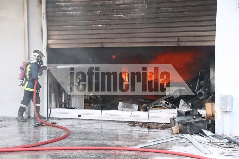 Μεγάλη φωτιά σε αποθήκη με ηλεκτρικά στο Περιστέρι -Ζημιές σε σπίτια [εικόνες & βίντεο] | iefimerida.gr 1
