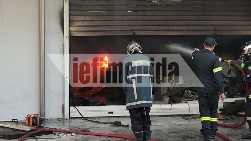 Μεγάλη φωτιά σε αποθήκη με ηλεκτρικά στο Περιστέρι -Ζημιές σε σπίτια [εικόνες & βίντεο] | iefimerida.gr 0