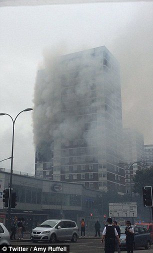 Φωτιά σε 19όροφη πολυκατοικία στο Λονδίνο [εικόνες & βίντεο] | iefimerida.gr 0