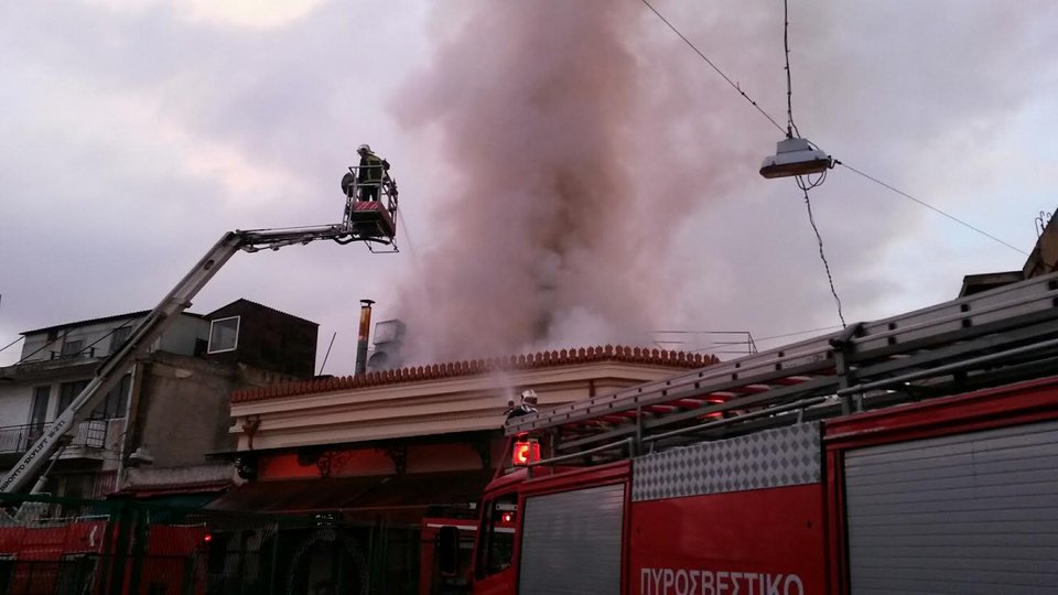  Υπό μερικό έλεγχο η μεγάλη φωτιά σε καφετέρια στο Μοναστηράκι [εικόνες] | iefimerida.gr 0