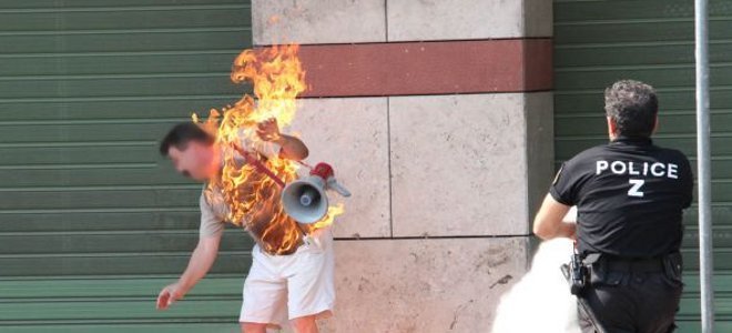 Εκτός κινδύνου ο 55χρονος που αυτοπυρπολήθηκε έξω από τράπεζα | iefimerida.gr 0
