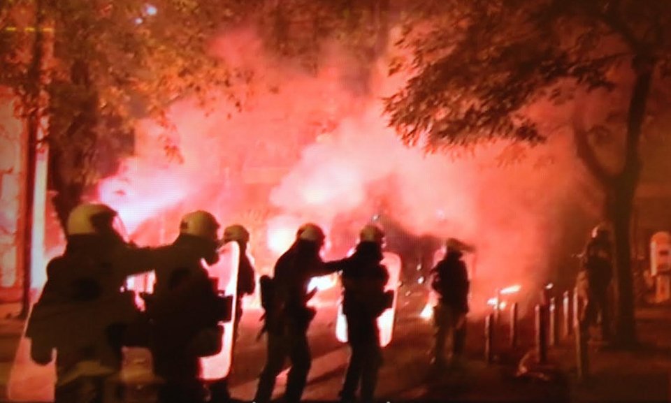 Κλεφτοπόλεμος ΜΑΤ-Κουκουλοφόρων στα Εξάρχεια [εικόνες & βίντεο] | iefimerida.gr 18