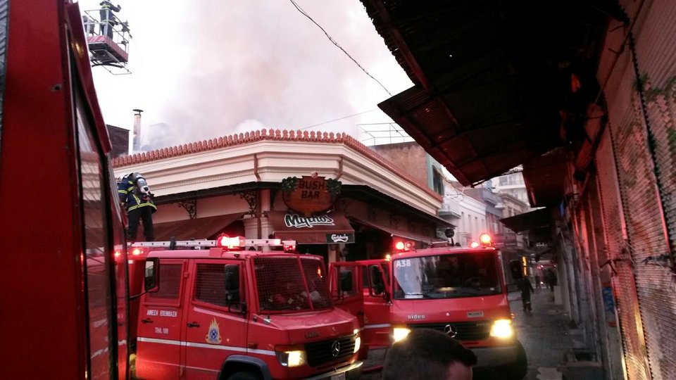  Υπό μερικό έλεγχο η μεγάλη φωτιά σε καφετέρια στο Μοναστηράκι [εικόνες] | iefimerida.gr 1
