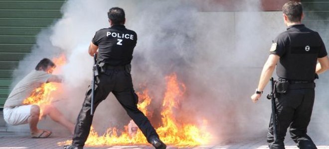Αυτοπυρπολήθηκε μπροστά από τράπεζα Συγκλονιστικές φωτό-βίντεο | iefimerida.gr 0