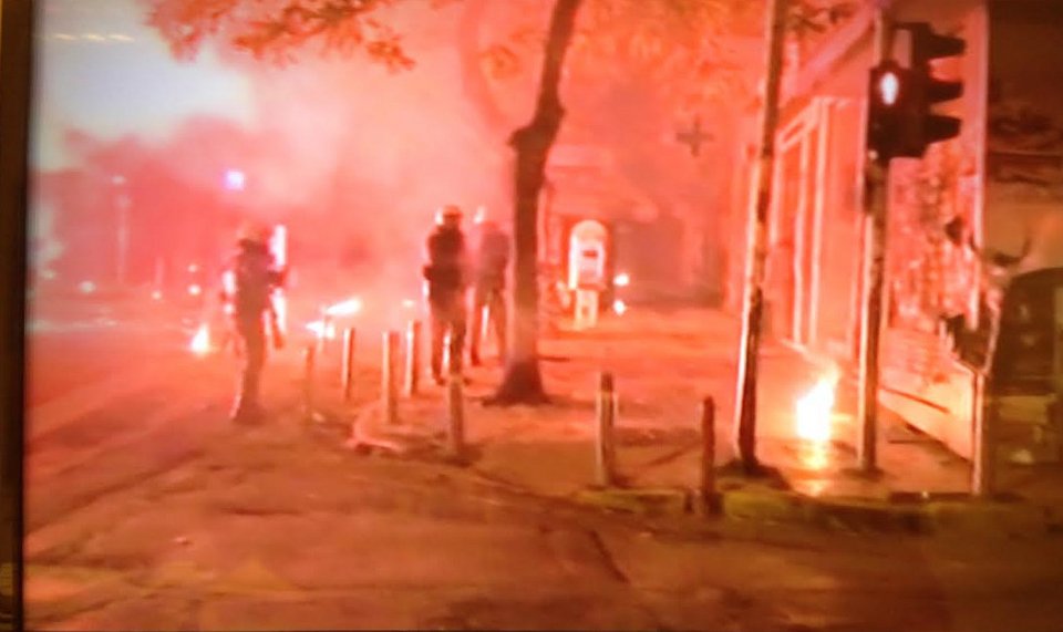 Κλεφτοπόλεμος ΜΑΤ-Κουκουλοφόρων στα Εξάρχεια [εικόνες & βίντεο] | iefimerida.gr 19