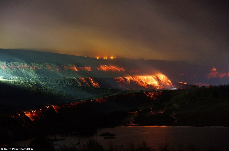 Τρόμος από τα πύρινα τείχη στην Αυστραλία -Συγκλονιστικές εικόνες από την πυρκαγιά, που μαίνεται εδώ και 3 εβδομάδες [εικόνες]  | iefimerida.gr 3