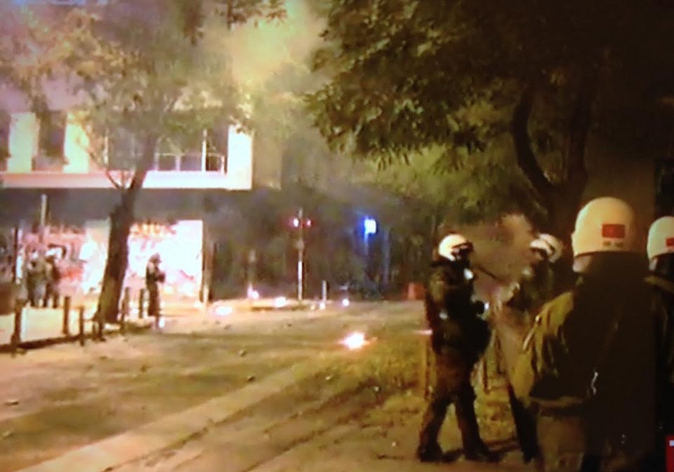 Κλεφτοπόλεμος ΜΑΤ-Κουκουλοφόρων στα Εξάρχεια [εικόνες & βίντεο] | iefimerida.gr 20