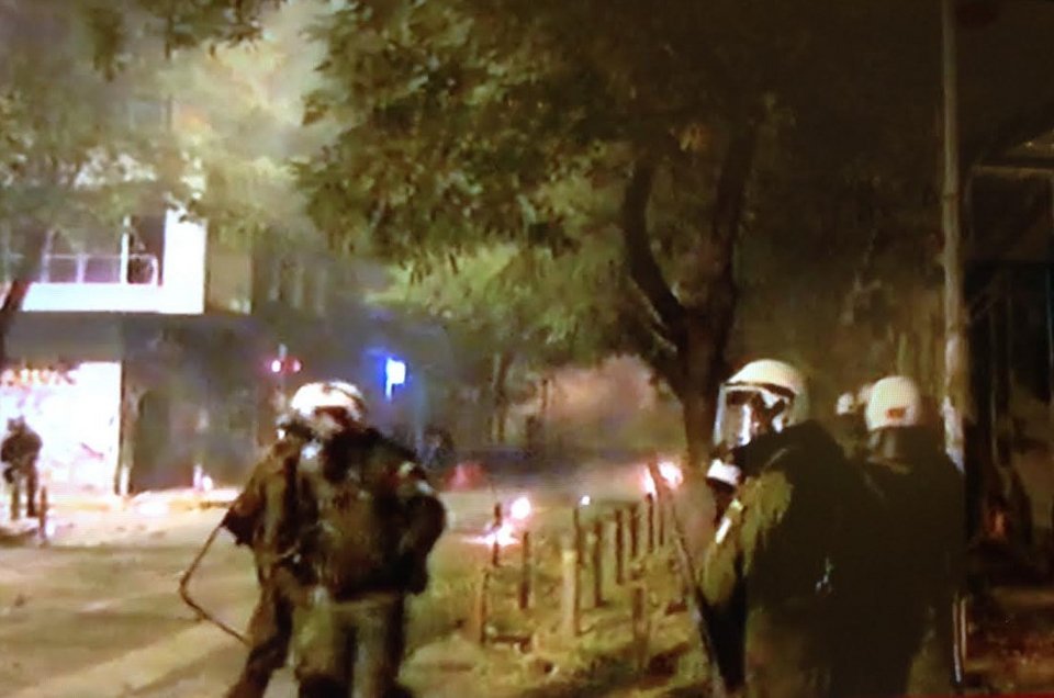 Κλεφτοπόλεμος ΜΑΤ-Κουκουλοφόρων στα Εξάρχεια [εικόνες & βίντεο] | iefimerida.gr 22