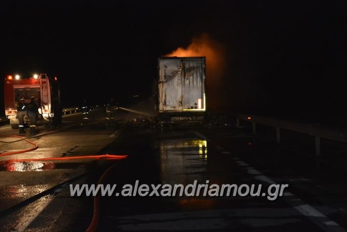 Θεσσαλονίκη: Νταλίκα λαμπάδιασε στον αυτοκινητόδρομο -Κάηκε ολοσχερώς [εικόνες] | iefimerida.gr 0