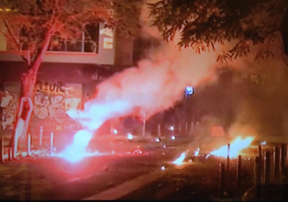 Κλεφτοπόλεμος ΜΑΤ-Κουκουλοφόρων στα Εξάρχεια [εικόνες & βίντεο] | iefimerida.gr 16