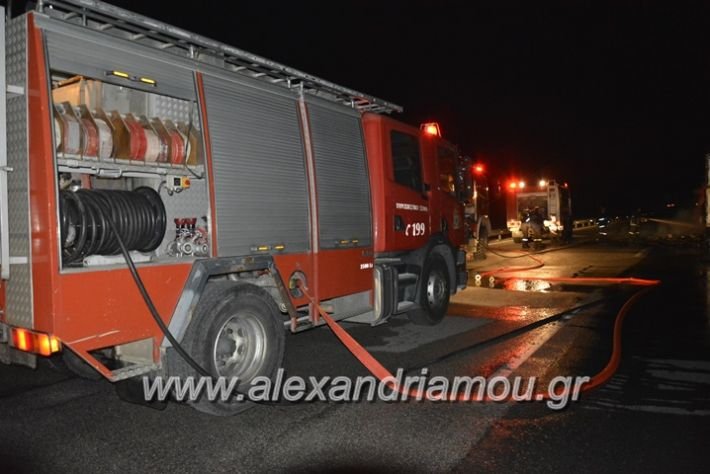 Θεσσαλονίκη: Νταλίκα λαμπάδιασε στον αυτοκινητόδρομο -Κάηκε ολοσχερώς [εικόνες] | iefimerida.gr 1