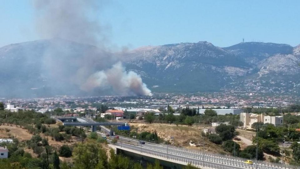 Υπό έλεγχο η φωτιά στους πρόποδες της Πάρνηθας - Ηταν κοντά σε σπίτια [εικόνες] | iefimerida.gr 0