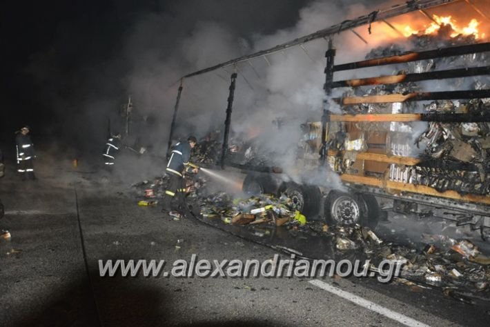 Θεσσαλονίκη: Νταλίκα λαμπάδιασε στον αυτοκινητόδρομο -Κάηκε ολοσχερώς [εικόνες] | iefimerida.gr 2