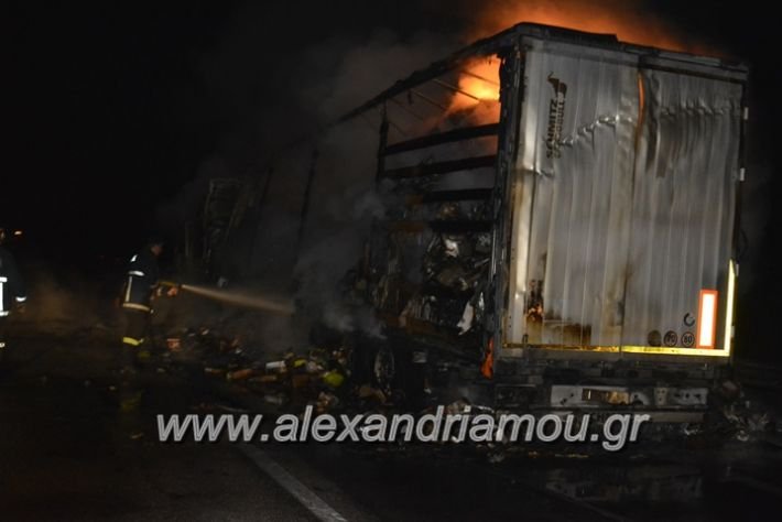 Θεσσαλονίκη: Νταλίκα λαμπάδιασε στον αυτοκινητόδρομο -Κάηκε ολοσχερώς [εικόνες] | iefimerida.gr 3