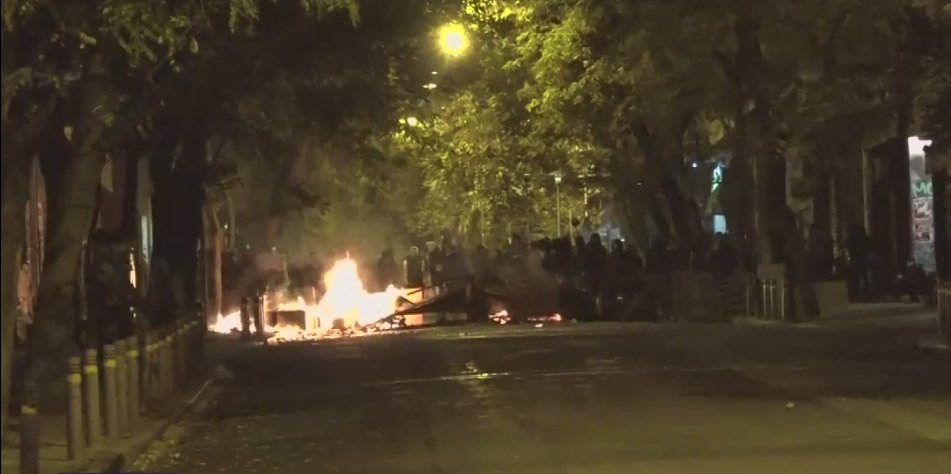 Φωτιές και οδοφράγματα στα Εξάρχεια -Κουκουλοφόροι ανεβαίνουν σε ταράτσες [εικόνες] | iefimerida.gr 0