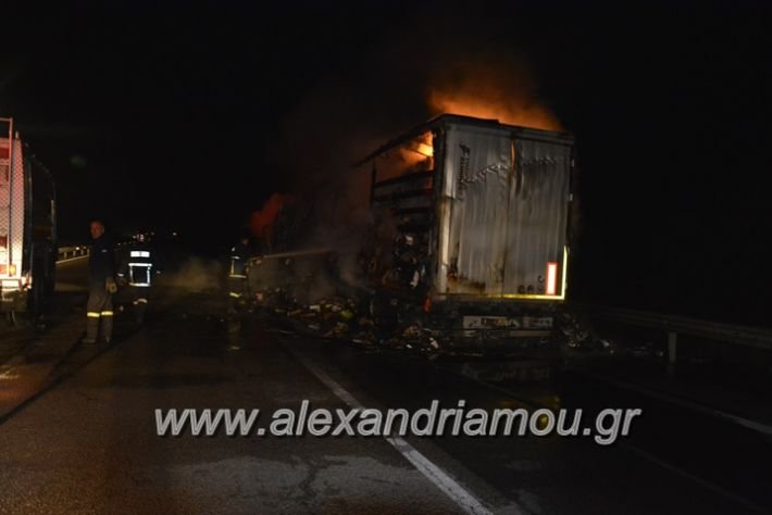 Θεσσαλονίκη: Νταλίκα λαμπάδιασε στον αυτοκινητόδρομο -Κάηκε ολοσχερώς [εικόνες] | iefimerida.gr 4