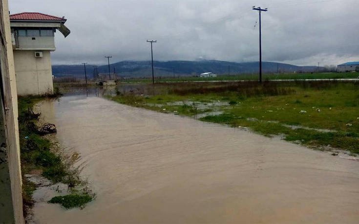 Βούλιαξαν από τη νεροποντή οι φυλακές Τρικάλων [εικόνες & βίντεο] | iefimerida.gr 1