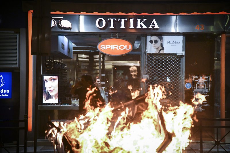 Επεισόδια στις πορείες για τον Φύσσα -Σοκ από τον σοβαρό τραυματισμό 19χρονης  [εικόνες & βίντεο] | iefimerida.gr 18