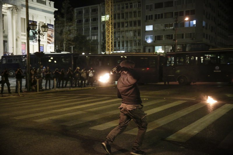 Επεισόδια στις πορείες για τον Φύσσα -Σοκ από τον σοβαρό τραυματισμό 19χρονης  [εικόνες & βίντεο] | iefimerida.gr 16