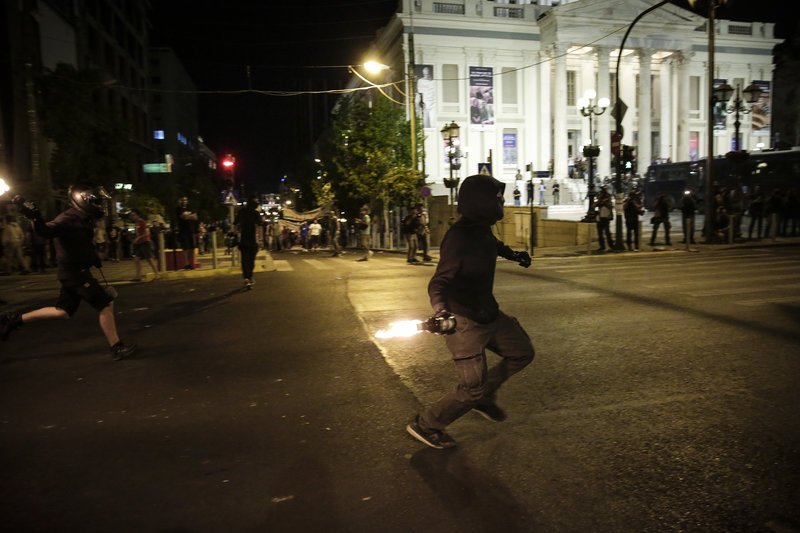 Επεισόδια στις πορείες για τον Φύσσα -Σοκ από τον σοβαρό τραυματισμό 19χρονης  [εικόνες & βίντεο] | iefimerida.gr 15