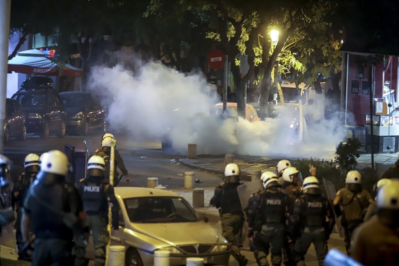 Επεισόδια στις πορείες για τον Φύσσα -Σοκ από τον σοβαρό τραυματισμό 19χρονης  [εικόνες & βίντεο] | iefimerida.gr 6