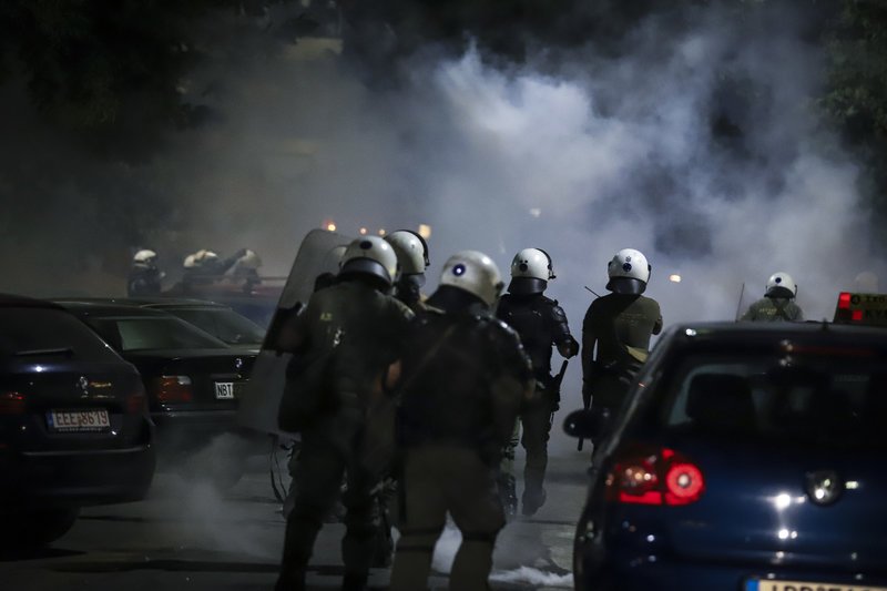 Επεισόδια στις πορείες για τον Φύσσα -Σοκ από τον σοβαρό τραυματισμό 19χρονης  [εικόνες & βίντεο] | iefimerida.gr 5