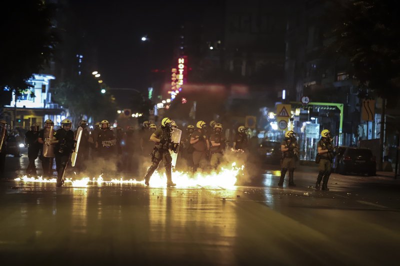 Επεισόδια στις πορείες για τον Φύσσα -Σοκ από τον σοβαρό τραυματισμό 19χρονης  [εικόνες & βίντεο] | iefimerida.gr 4
