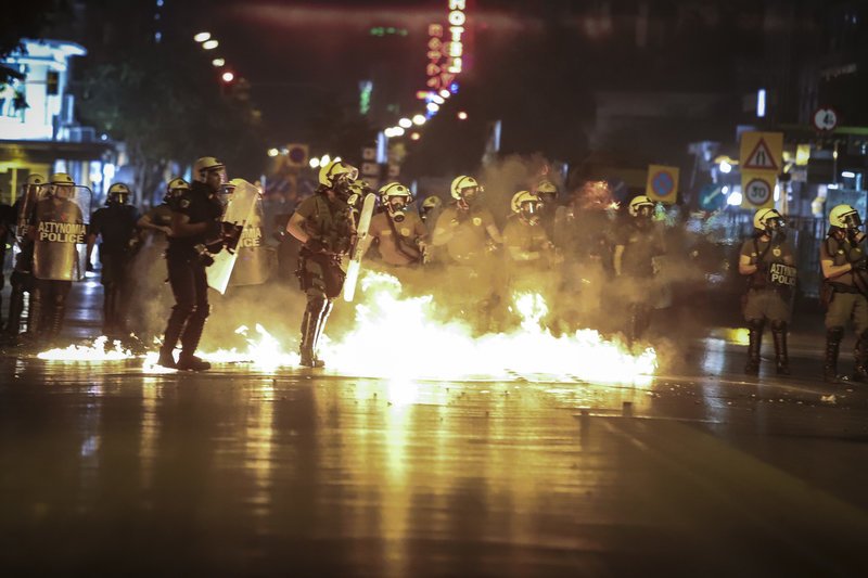 Επεισόδια στις πορείες για τον Φύσσα -Σοκ από τον σοβαρό τραυματισμό 19χρονης  [εικόνες & βίντεο] | iefimerida.gr 3